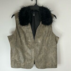 Q.U.E. Genuine leather vest with faux fur collar size XL.